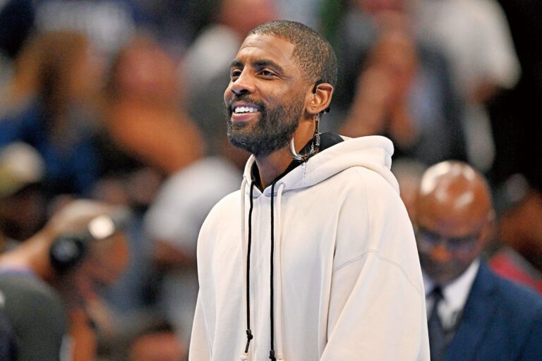 歐文興高采烈為全隊準備了聖誕禮物。路透社