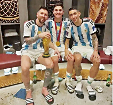 阿爾瓦雷斯曬出世界盃奪冠後與美斯和迪馬利亞的合影。網上圖片