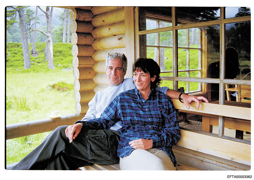 愛潑斯坦（左）和麥克斯韋爾。美國司法部供圖，美聯社發布