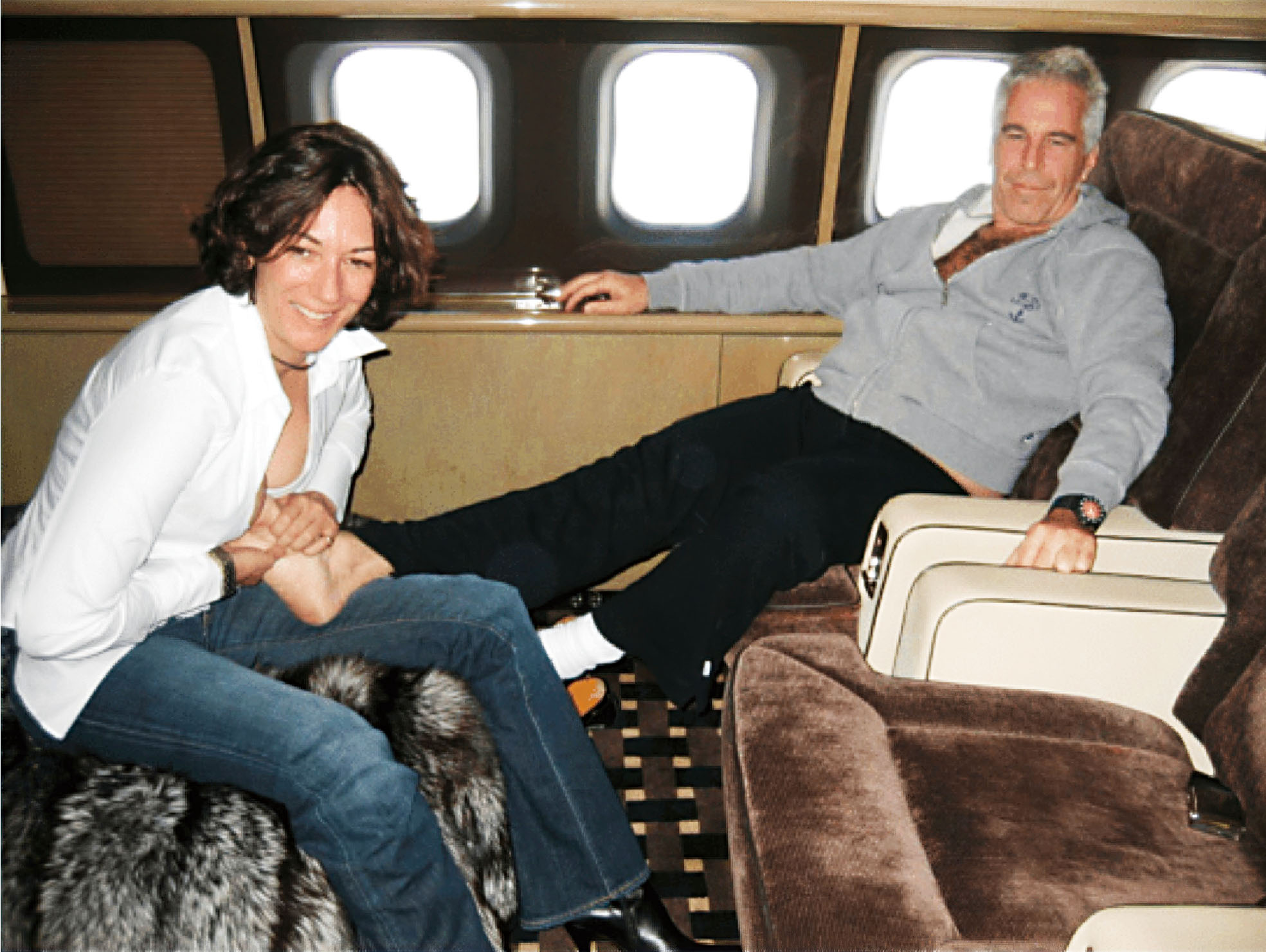 司法部公開的一張未註明日期照片中,麥克斯韋爾正在為愛潑斯坦揉腳。司法部/美聯社