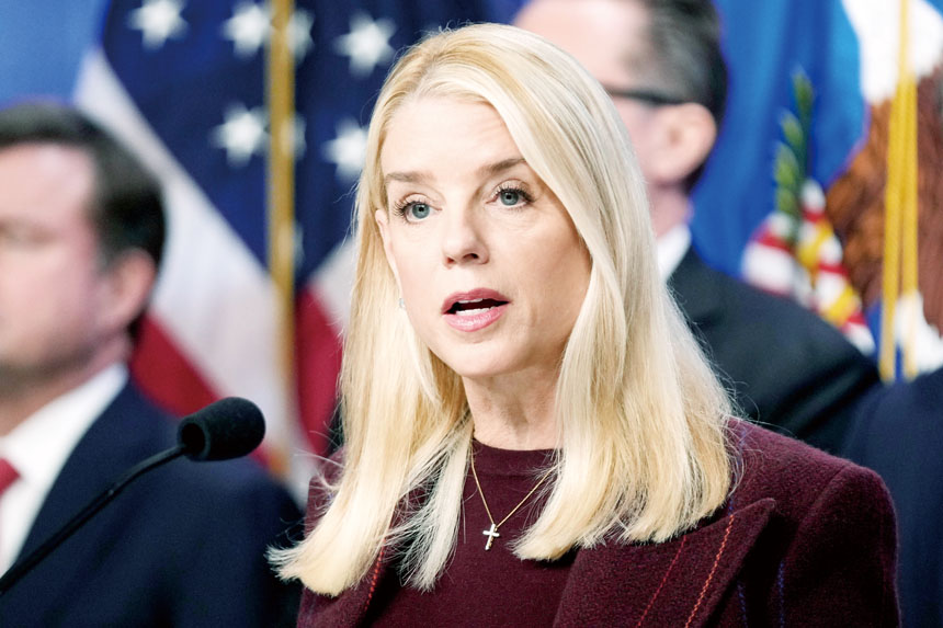 多名美國國會議員因司法部未能在期限內全面公布已故性犯罪者愛潑斯坦（Jeffrey Epstein）相關政府檔案，揚言對司法部長邦迪（如圖）採取法律行動。美聯社