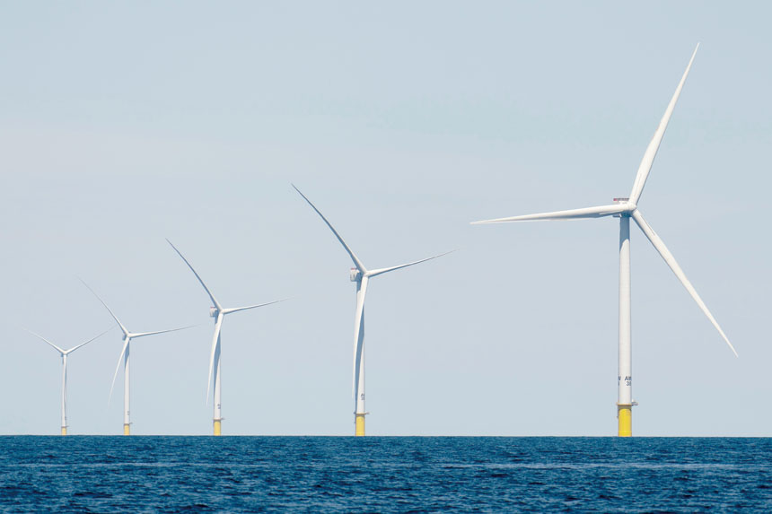 位於麻薩諸塞州海岸附近的Vineyard Wind 1離岸風電場的風力渦輪機正在運作。美聯社