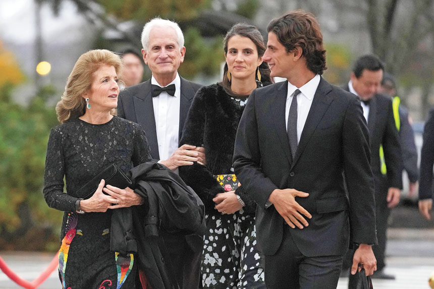 美國前駐澳洲大使卡洛琳·甘迺迪（左）與丈夫埃德溫·施洛斯伯格（左二）以及子女塔蒂亞娜·施洛斯伯格（右二）和傑克·施洛斯伯格（右）。美聯社