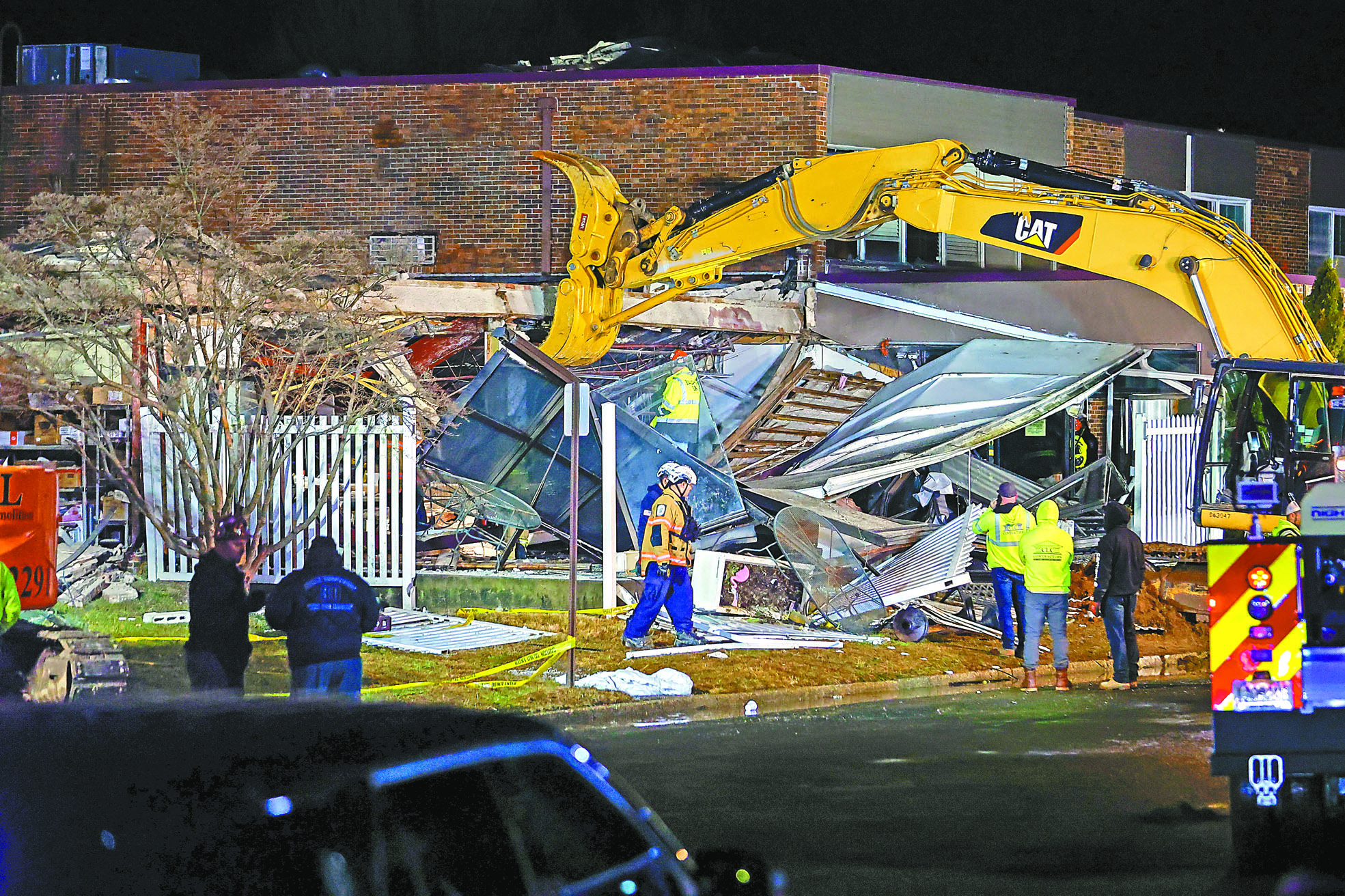 賓州布里斯托市健康復健中心發生爆炸和火災，急救人員現場救援。美聯社