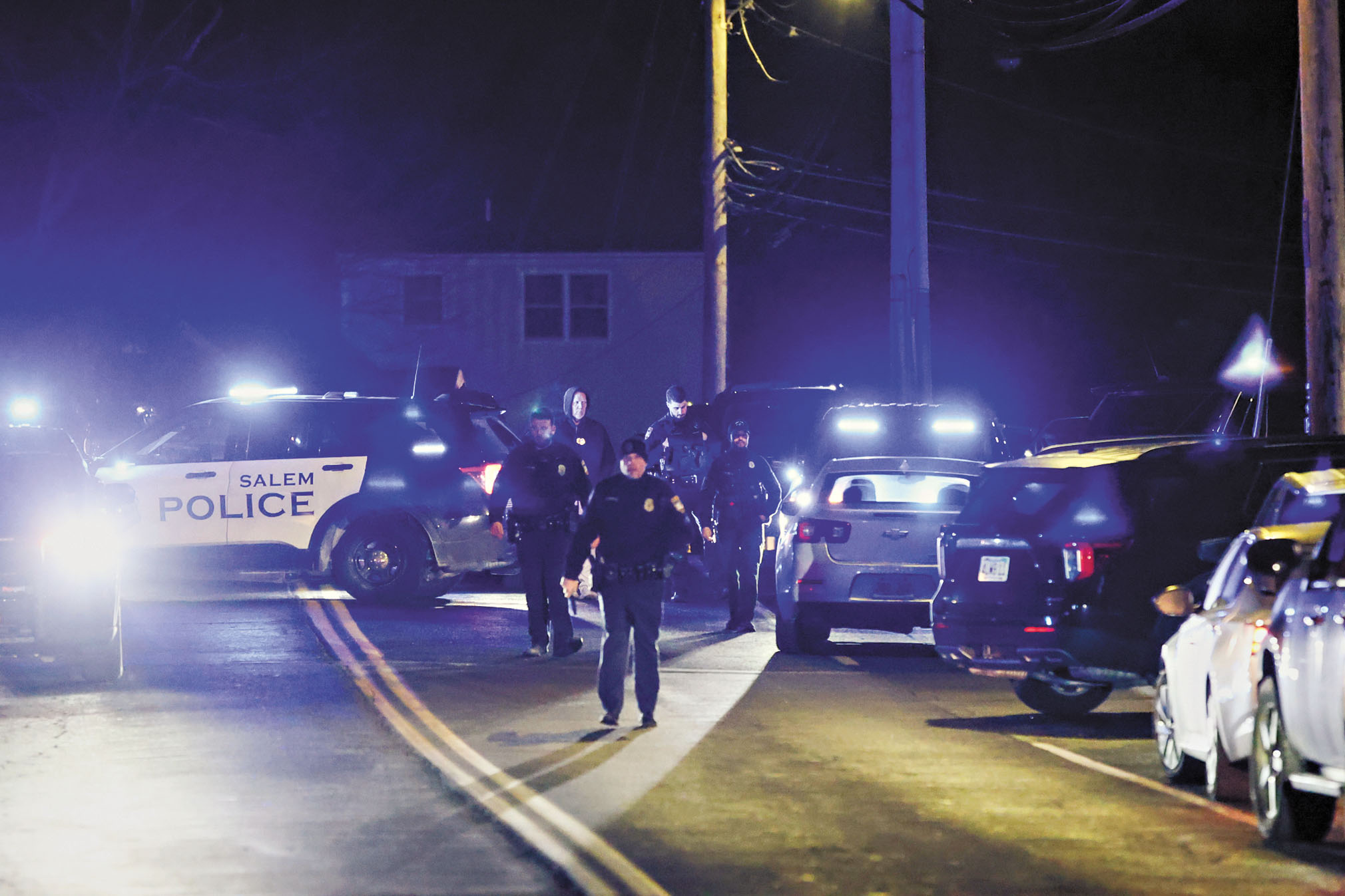 執法人員18日在新罕布什爾州薩勒姆（Salem）一帶搜尋布朗大學槍擊案疑兇。美聯社