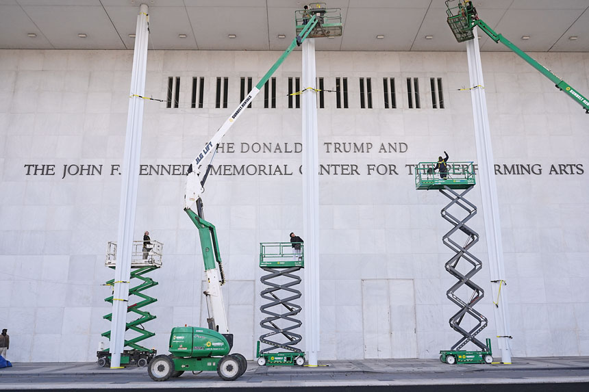 工人在甘迺迪表演藝術中心外更新標示，加上總統特朗普的名字。美聯社