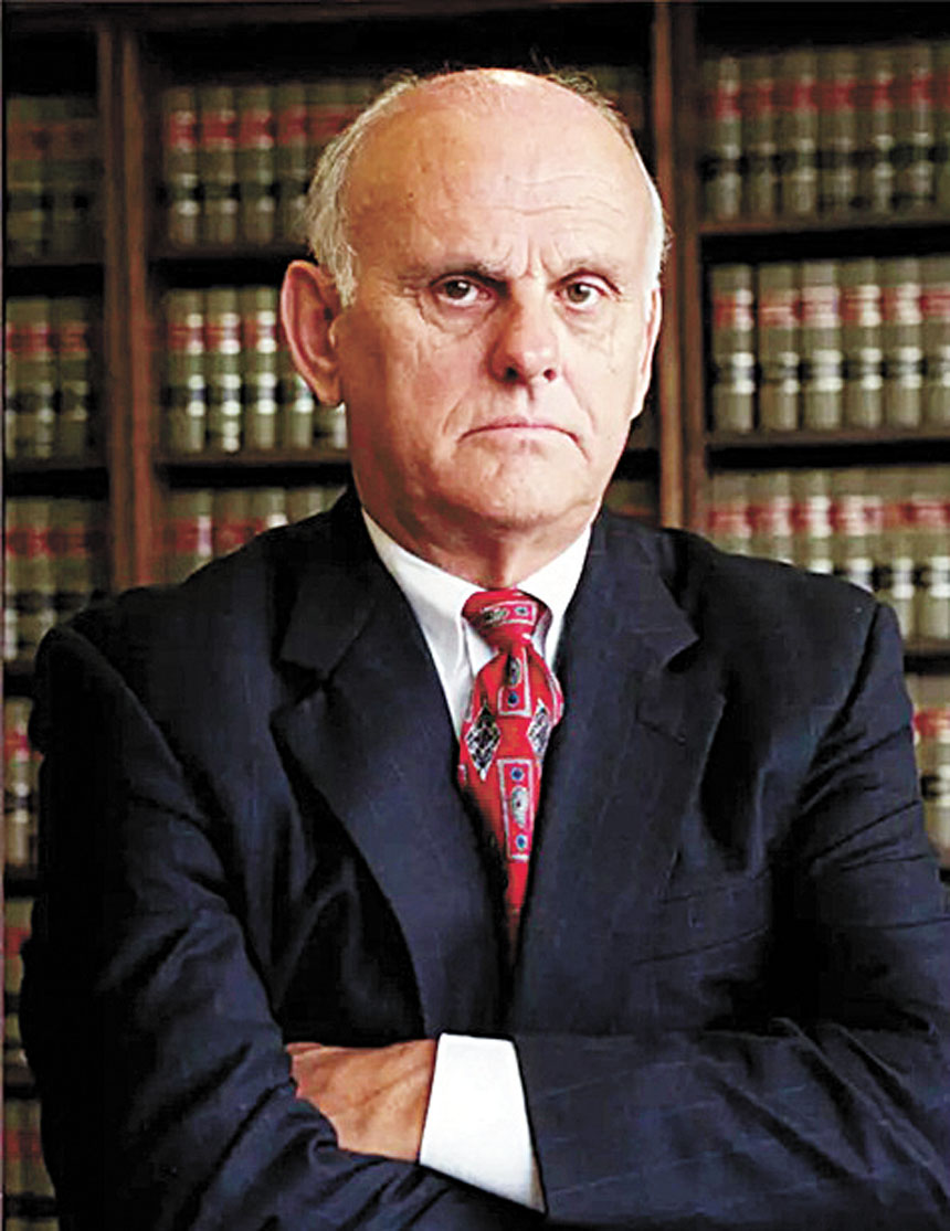 美國地區法官考夫諾爾將多年前存放在西雅圖聯邦法院的一把手槍取回，帶回家中，以備自衛之需。美聯社