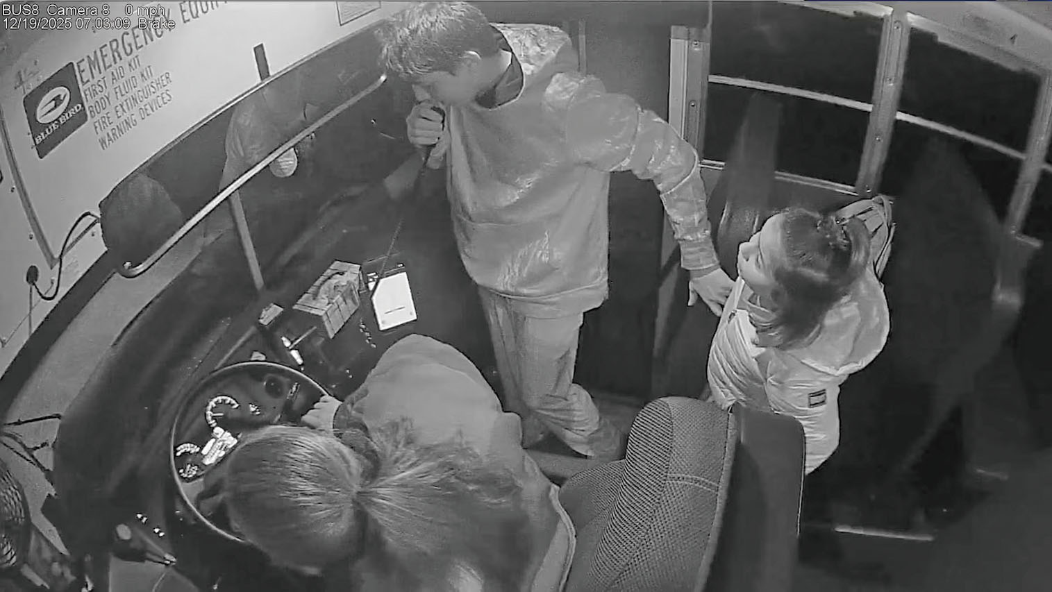 俄亥俄州一對兄妹幫忙救助巴士司機，受到表揚。克雷斯特維尤地方校區