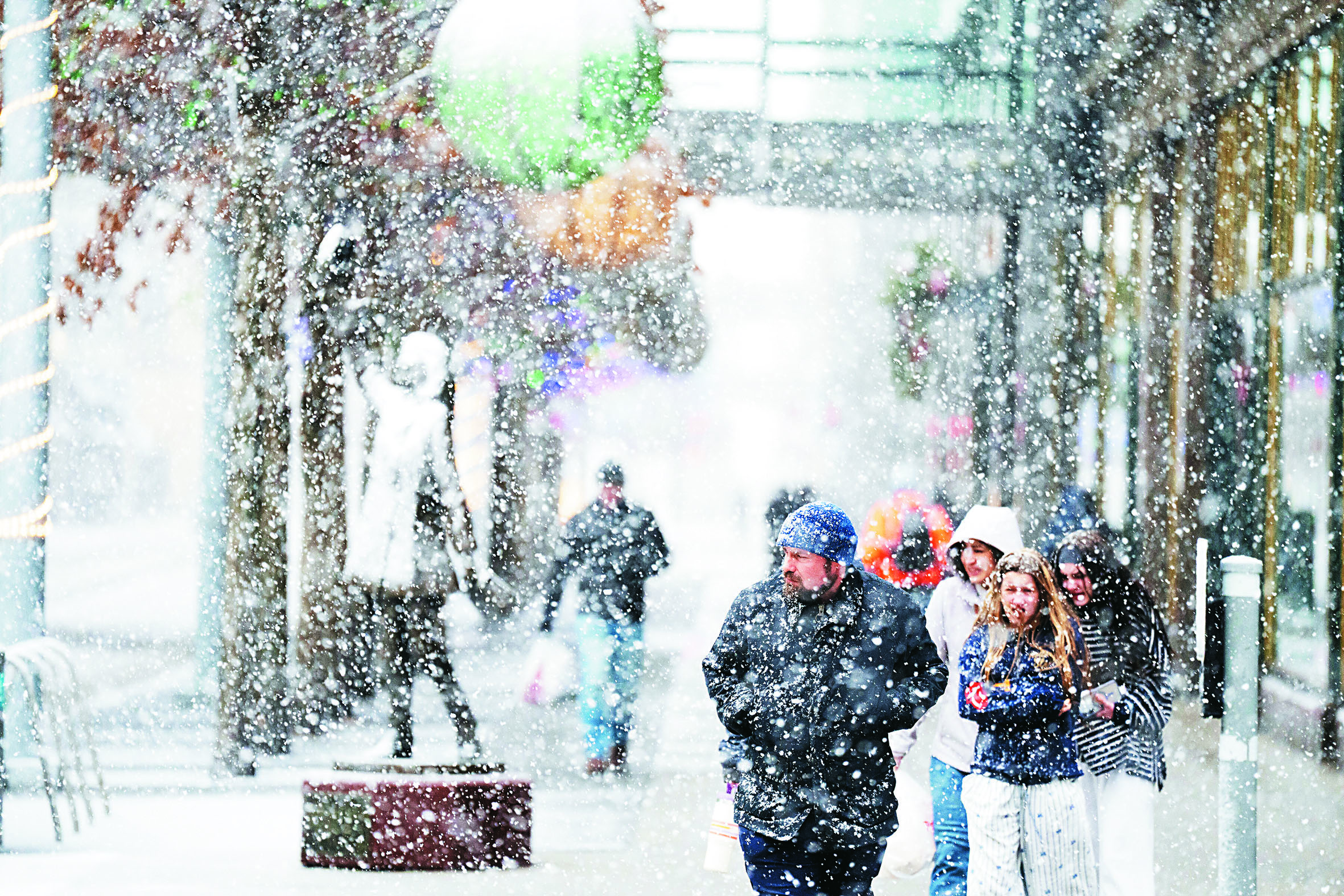 明尼亞波利斯市尼科萊特購物中心附近28日普降大雪。美聯社