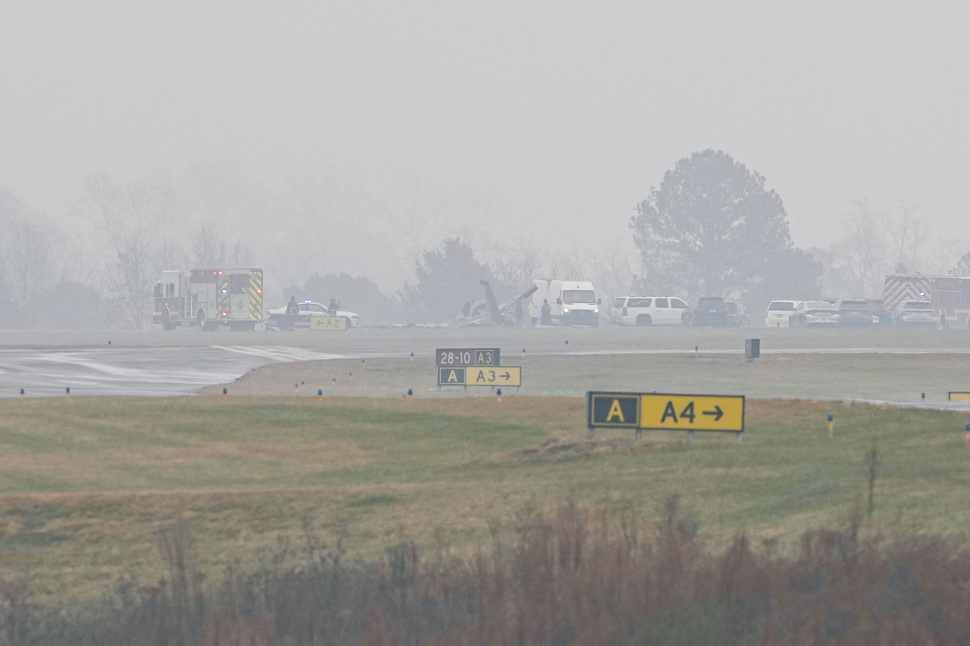 有關當局立即派員趕到墜機現場。美聯社