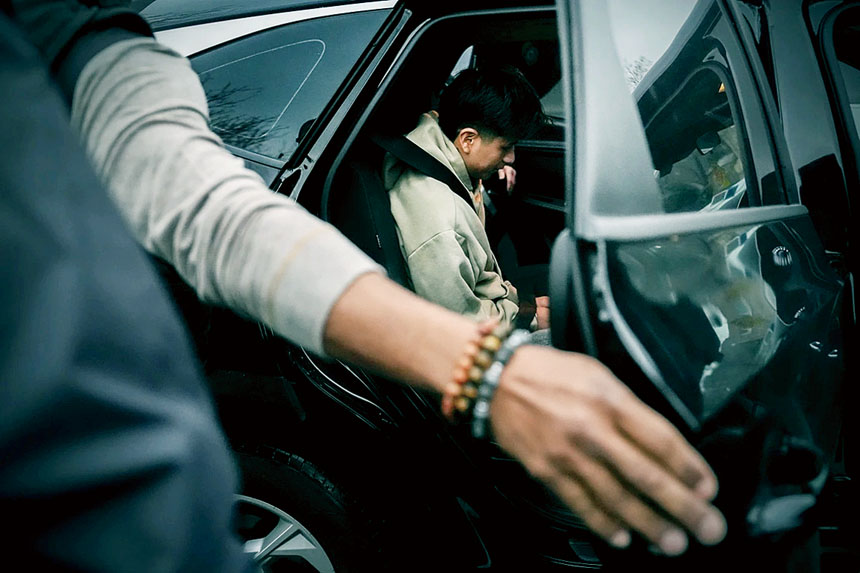 2024年12月，紐約布朗克斯區，美國移民和海關執法局遣返官員逮捕一名移民後，押上警車後座。美聯社