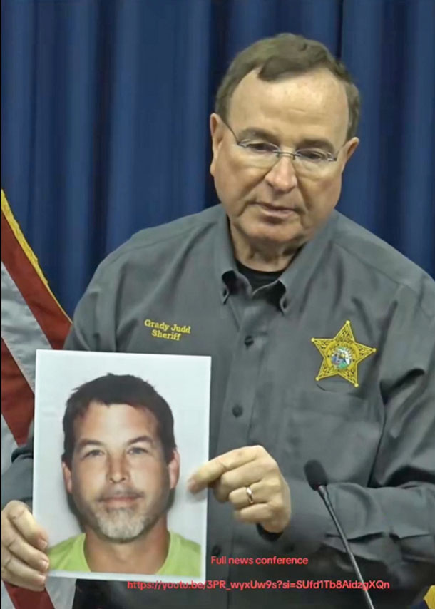 波爾克縣縣警局長記者會上手持疑犯肯尼照片。波爾克縣縣警局