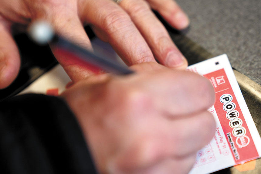 在俄勒岡州波特蘭市，一名顧客正在填寫勁球獎彩券。 美聯社