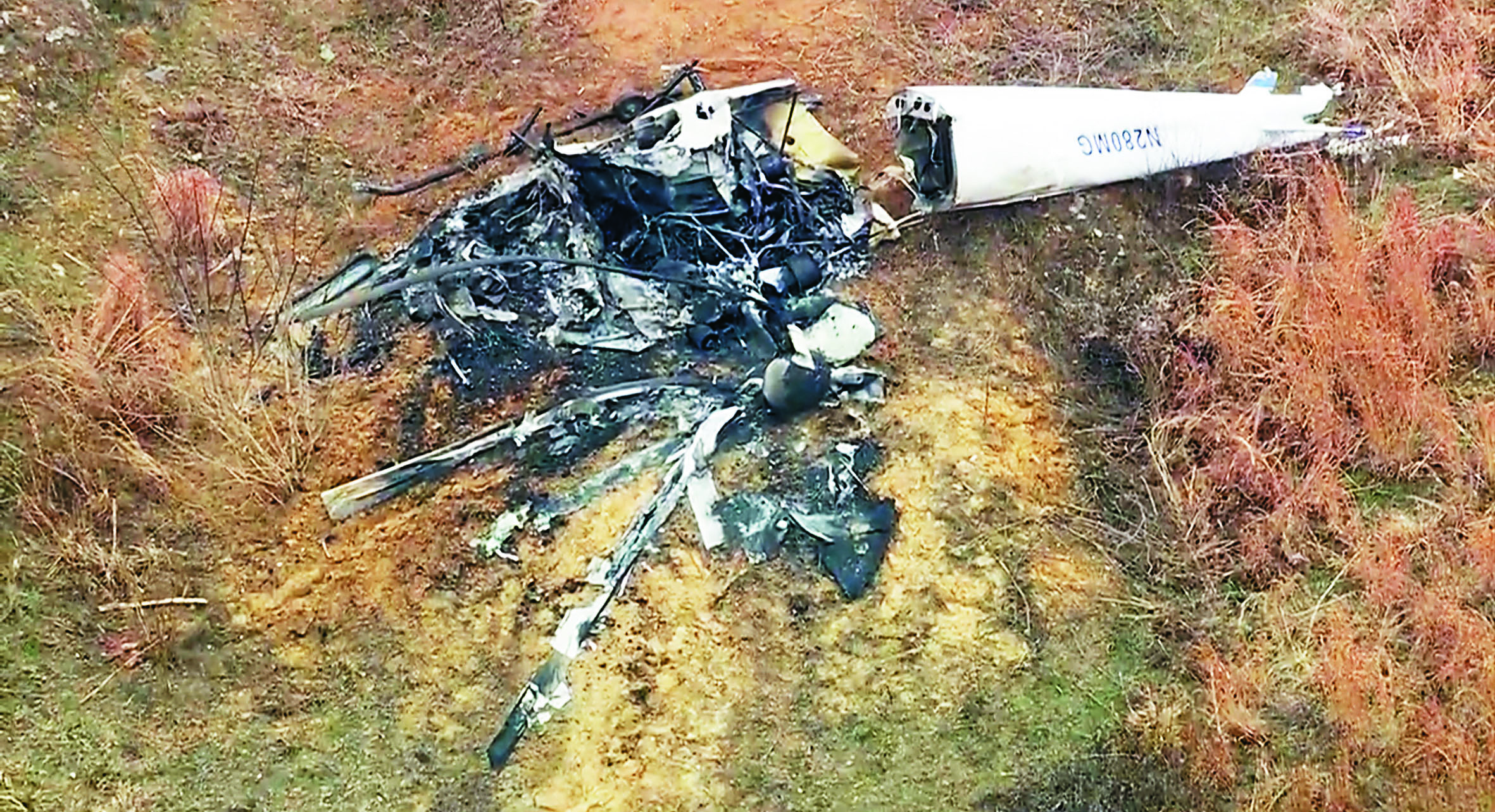 兩架直升機28日在新澤西州哈蒙頓相撞後，其中一架直升機的殘骸。美聯社