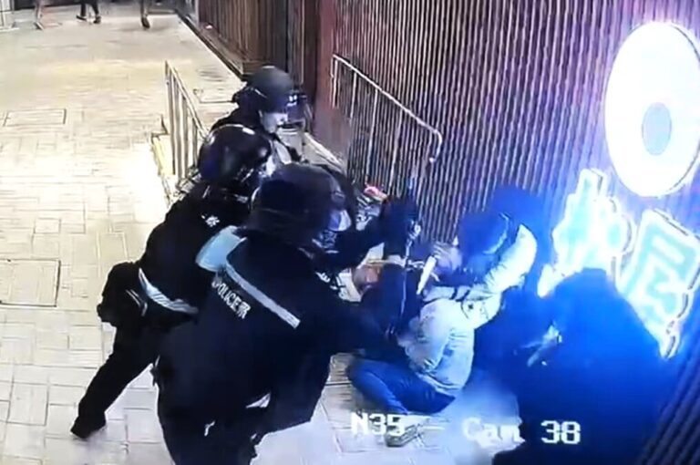 屯門男子持牛肉刀脅持女途人　警開兩槍將其擊斃 /影片