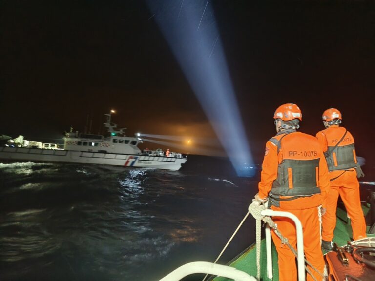 台灣空軍一架F-16V失事　駕駛員彈射跳傘墮海軍方全力搜救