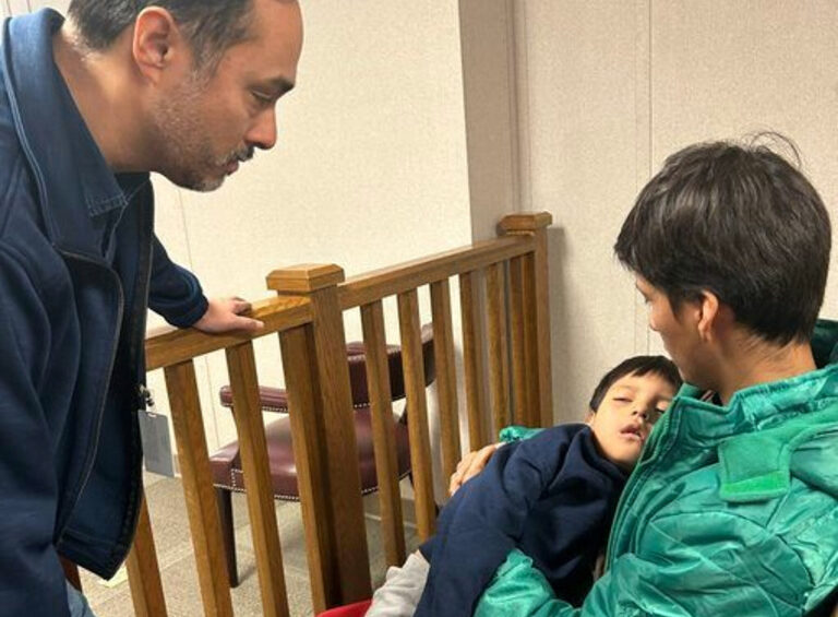 5歲童拉莫斯被捕照瘋傳 法官怒引聖經下令釋放父子