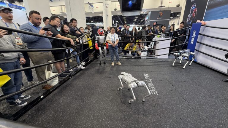 宇樹機器人亮相 CES 吸引人潮 小型與大型機器狗及人形拳擊機器人成焦點