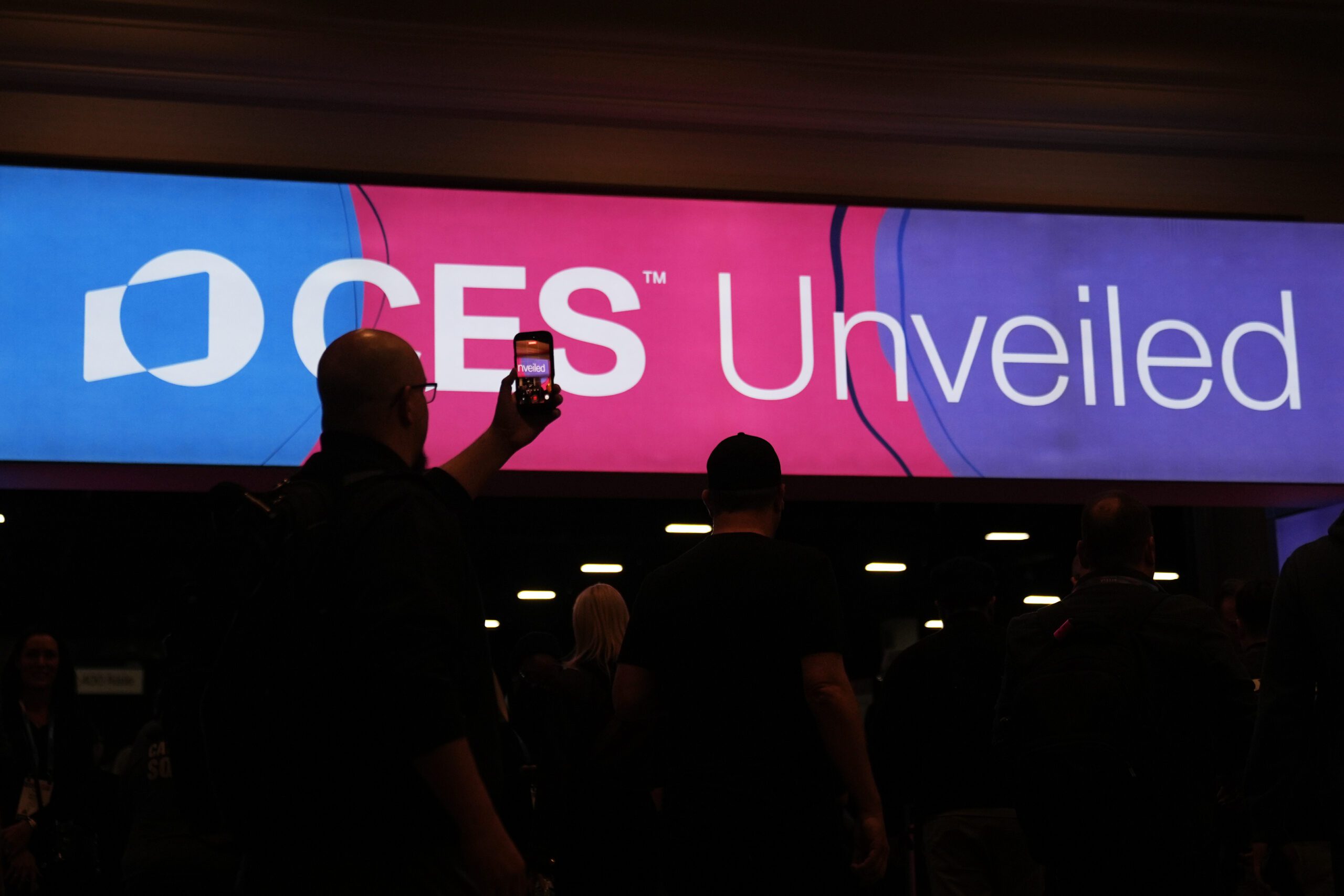 人們抵達拉斯維加斯參加CES Unveiled科技展。 美聯社