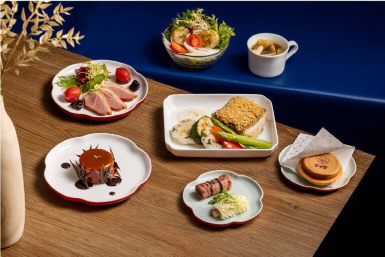 2026 年1月1日起，華航桃園出發飛往歐美及大洋洲的長程航班豪華商務艙，可享用與T+T聯名打造東南亞風味且融合台灣在地特色的高空饗宴。