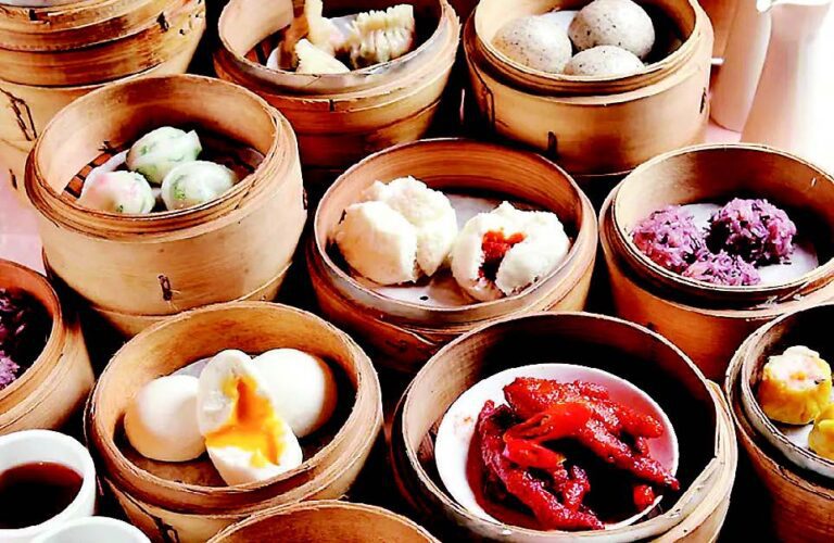 週一至週五茶市大優惠，食滿二十八元送精美點心