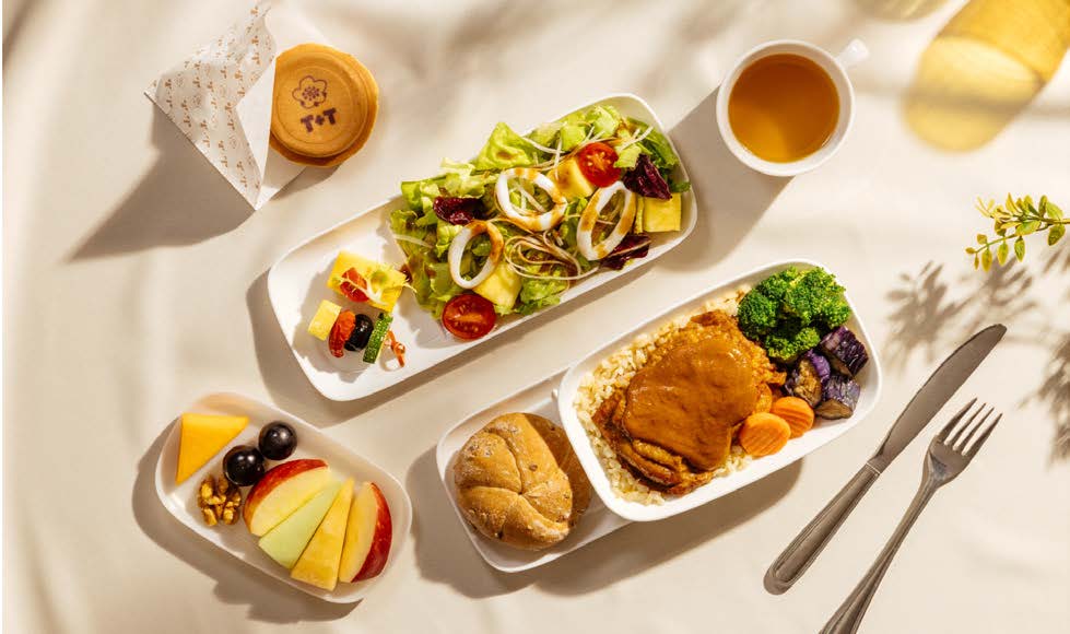 ■豪華經濟艙獻上「紅咖哩炙烤雞腿與雞油飯」、更同步享用商務艙招牌點心「玫瑰鴨松露車輪餅