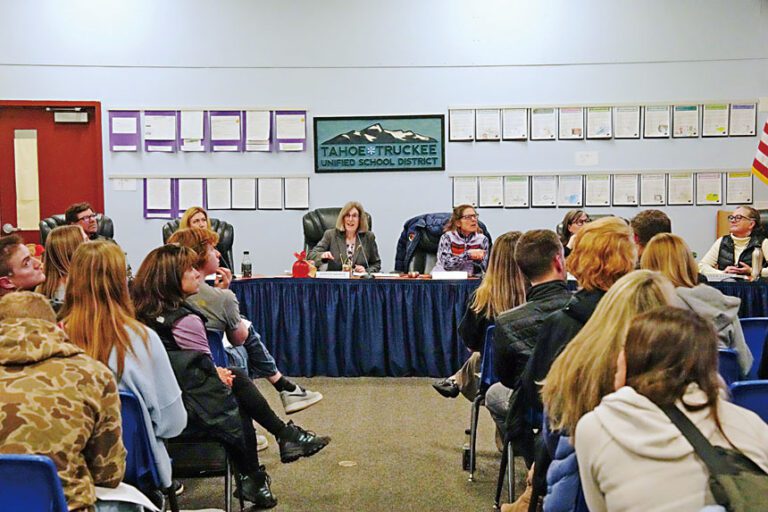 太浩-特拉基聯合校區教育委員會早前開會，討論有關學生運動員參賽的議題。美聯社