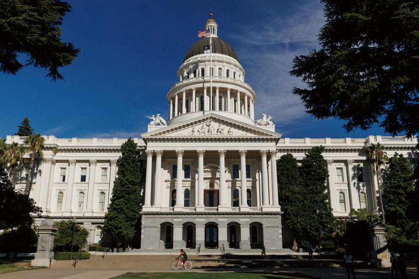 州議會分析師辦公室警告加州未來幾年持續出現赤字。美聯社資料圖