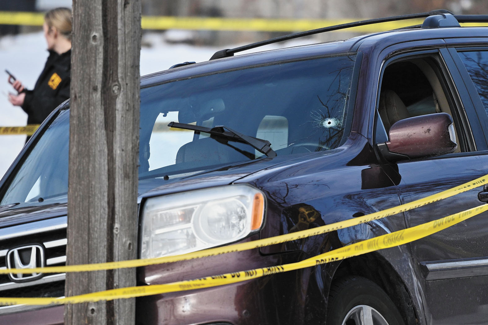 明尼阿波利斯女子古德1月7日被ICE人員開槍擊斃。她當時駕駛的汽車擋風玻璃可見彈孔，駕駛座上佈滿血跡。美聯社資料圖片