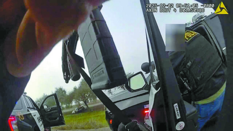 ■多名警員包圍及向嫌犯車輛開槍。沙加緬度縣警局