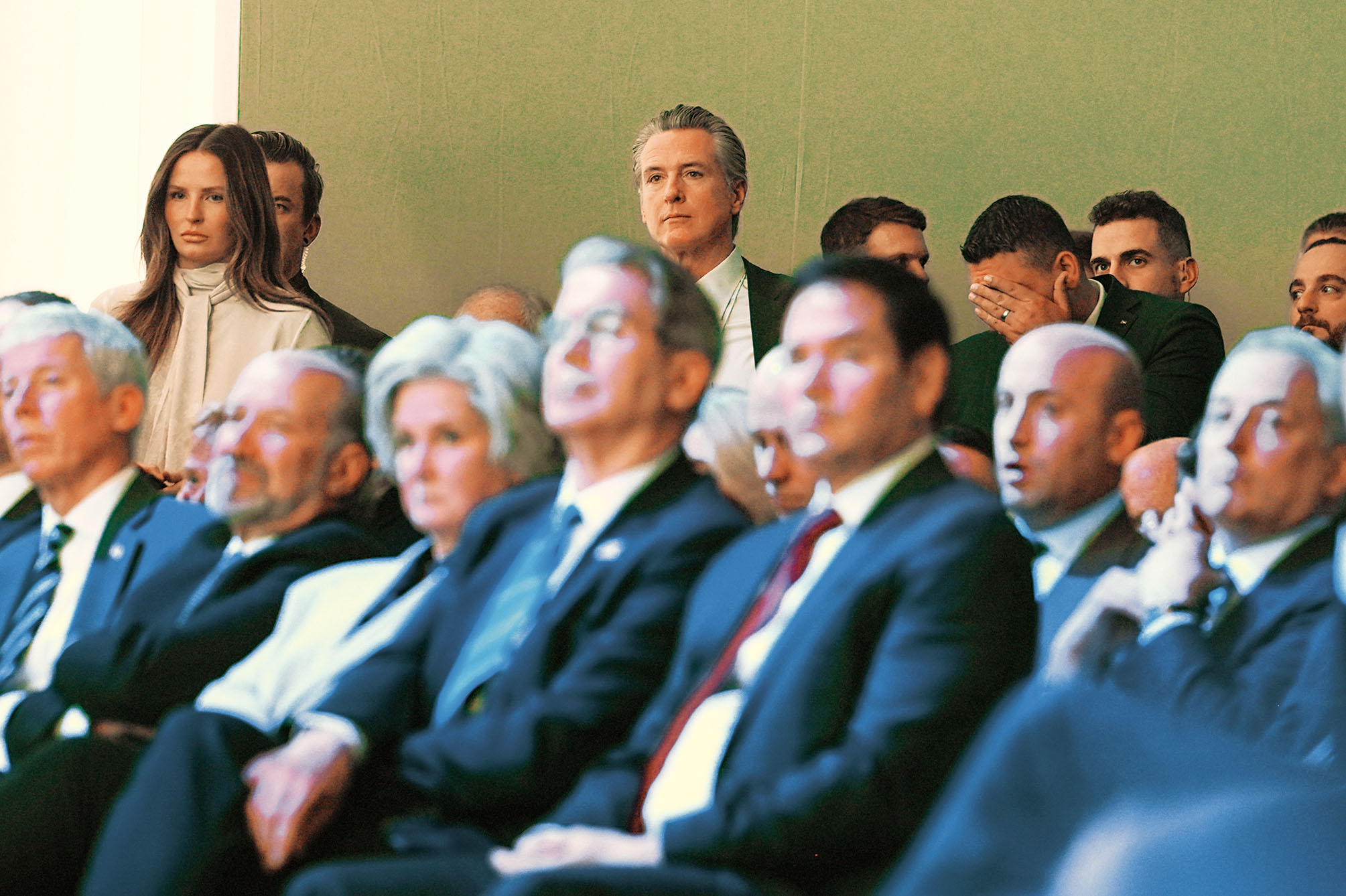 紐森（後中）當地時間周三聽取特朗普總統在世界經濟論壇的講話。美聯社