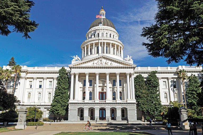 州府百億元赤字，建屋發債案遭封殺。美聯社資料圖