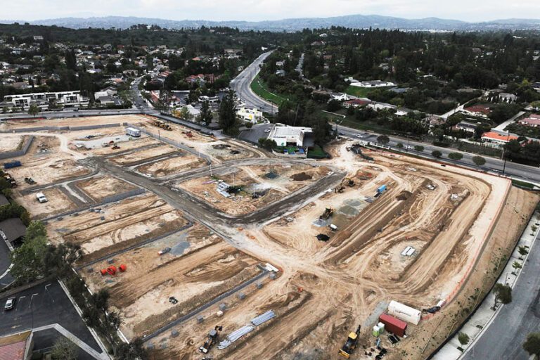 加州人遷出，其中一個原因是住房成本高昂。圖為南加州一個住宅建築工地。美聯社資料圖片