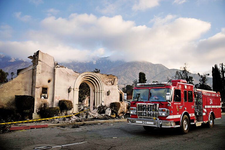 聯邦削減地方消防局跨區救援的設備報銷，引發廣泛擔憂，圖為去年1月17日一輛消防車經過南加州伊頓山火災區。美聯社資料圖片