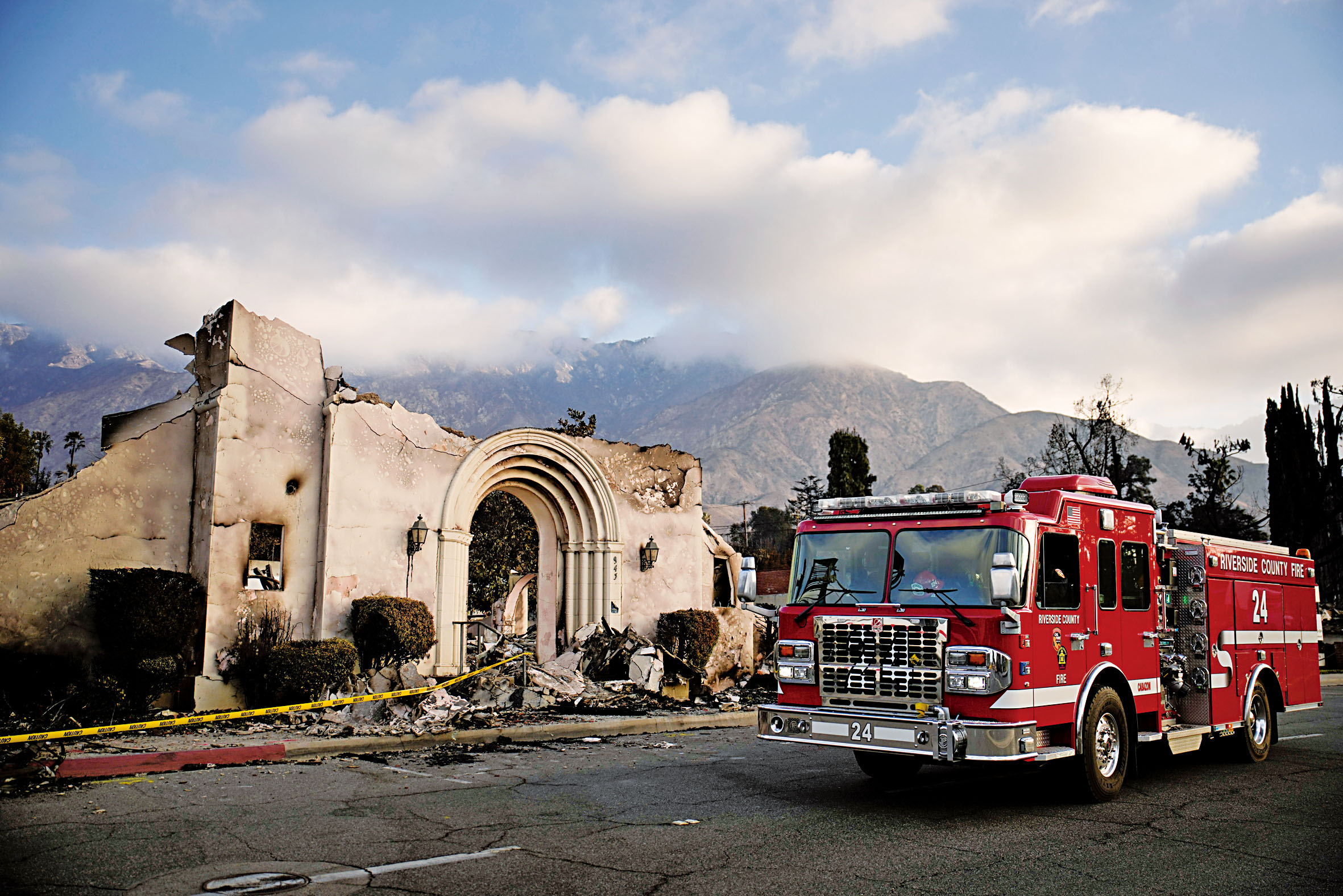 聯邦削減地方消防局跨區救援的設備報銷，引發廣泛擔憂，圖為去年1月17日一輛消防車經過南加州伊頓山火災區。美聯社資料圖片