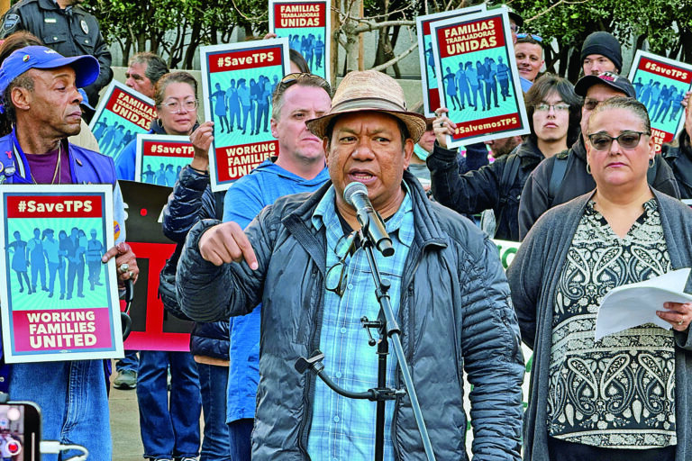 加州去年移民人口跌幅高達七成，人數超過25萬，全美最多。圖為去年3月24日移民維權團體在三藩市聯邦法庭外向媒體發言。美聯社資料圖片