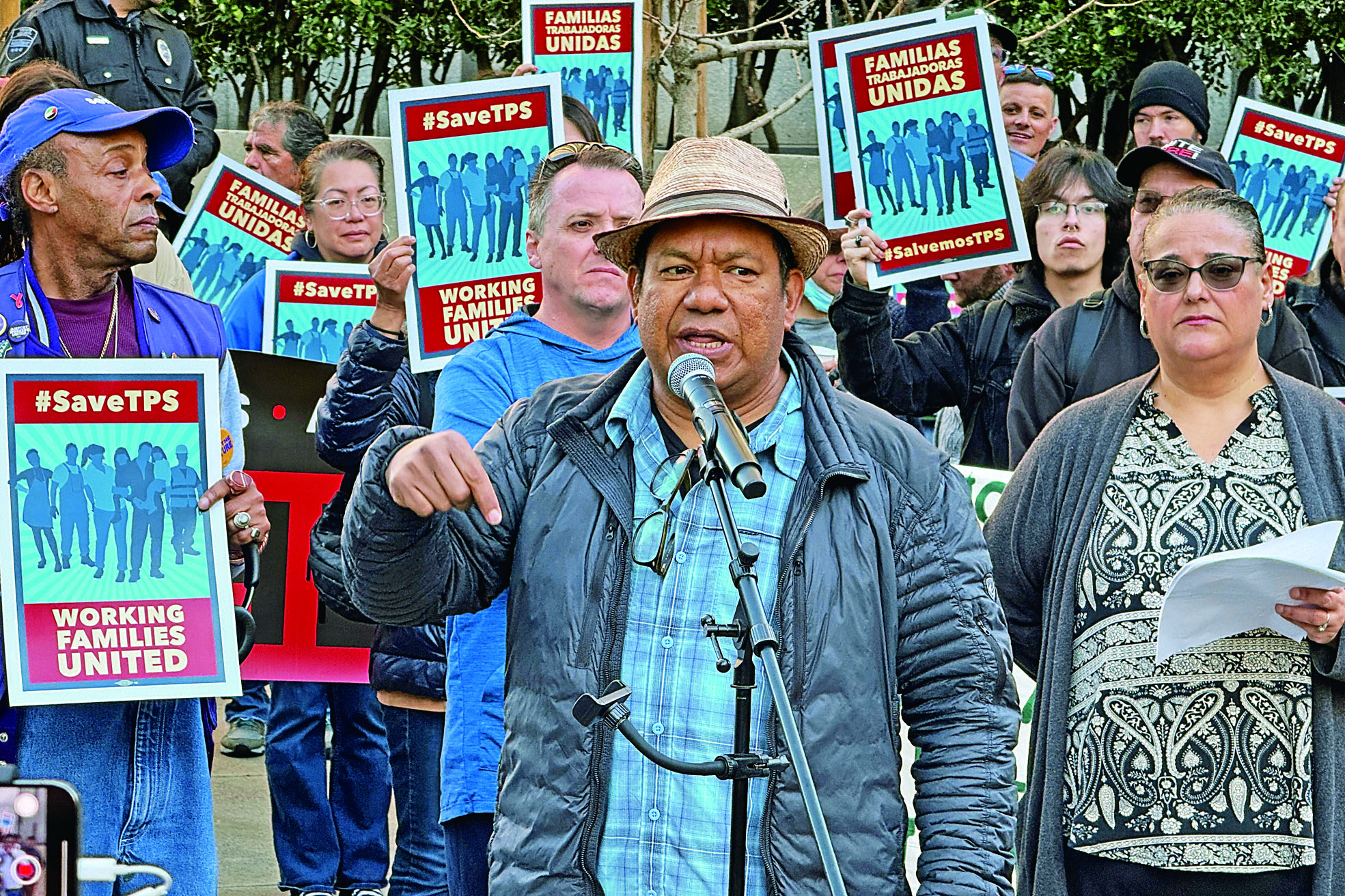 加州去年移民人口跌幅高達七成，人數超過25萬，全美最多。圖為去年3月24日移民維權團體在三藩市聯邦法庭外向媒體發言。美聯社資料圖片