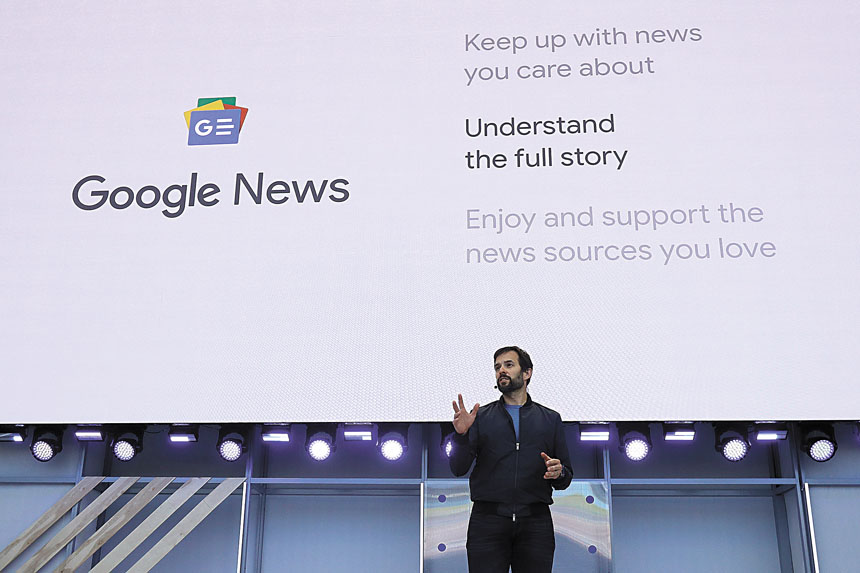 地方新聞批評谷歌與Meta等互聯網巨頭的服務切斷其數碼廣告收入,如谷歌2018年在開發者大會上介紹其「谷歌新聞」服務。美聯社資料圖片