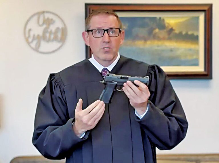 聯邦第九巡迴上訴法院法官范戴克在裁決中指出，公開攜槍屬美國歷史與傳統的一部分。第九巡迴上訴法院