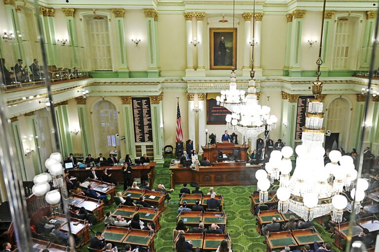 州長紐森在州府發表州情咨文。Pool The Sacramento Bee/美聯社資料圖