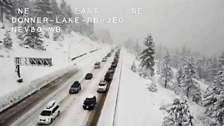 州際80號公路交通監視鏡頭顯示公路上大雪紛飛。加州運輸局