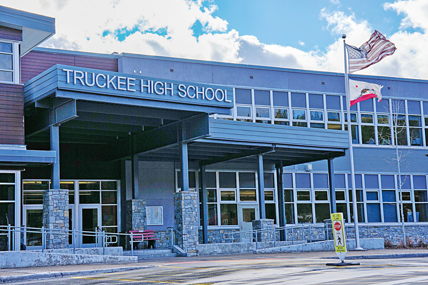 圖為特拉基高中外觀。美聯社