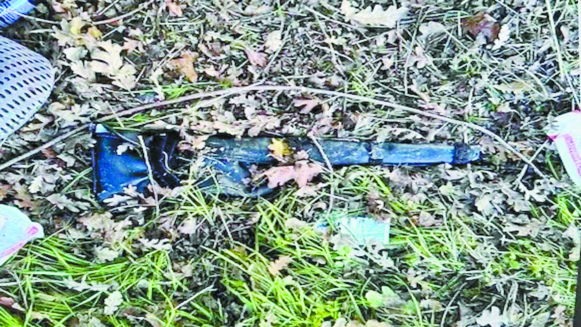 當局現場繳獲一個黑色皮革攜袋，外形宛似步槍。沙加緬度縣警局