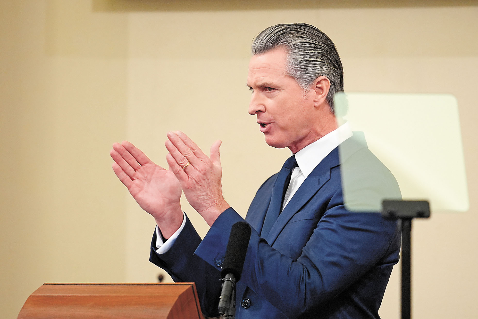 州長紐森反對向億萬富豪加稅提議,在幕後與推動的工會協商。美聯社資料圖片