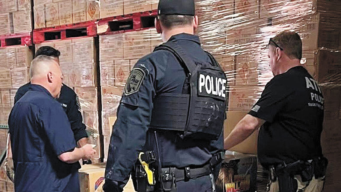 加州消防局及煙酒槍械及爆炸物管理局人員,去年5月21日在洛杉磯縣商業市一處倉庫查獲被扣押的煙火。當局表示,行動中共起出逾10萬磅非法煙火。涉事倉庫業主指稱,該批非法煙火屬於Devastating Pyrotechnics東主Kenneth Chee。州消防總署