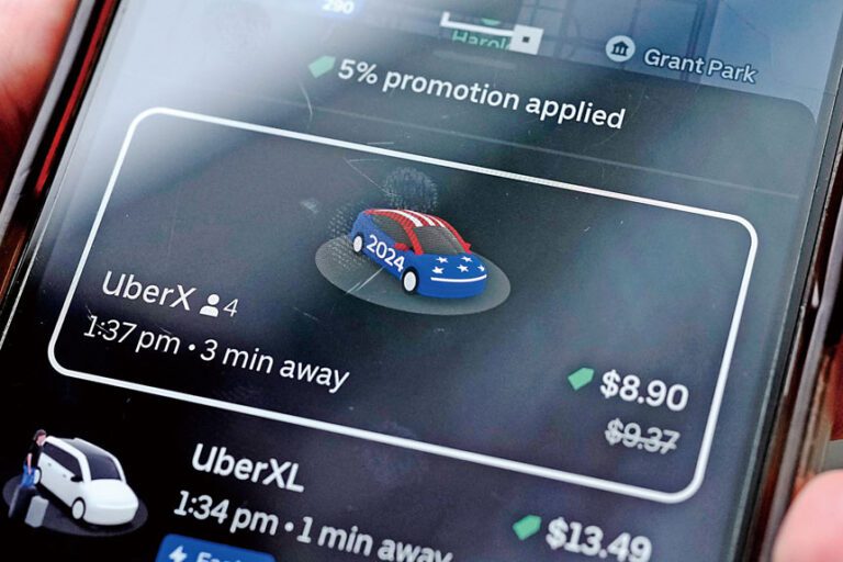 網的平台Uber將推動公投提案，限制訴訟律師收費，圖為民眾使用Uber手機程式。美聯社資料圖片