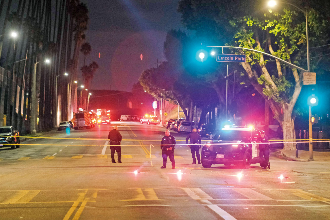 加州多個大城市兇殺案去年下降，研究人員稱原因有多重，圖為洛杉磯警員在罪案現場封鎖調查。美聯社資料圖片