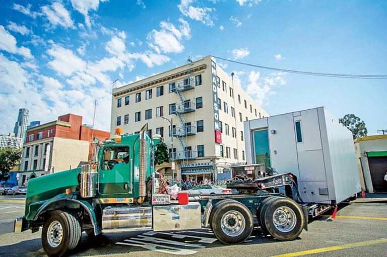 州議會聽證商討組合屋解決房屋危機，圖為2018年一棟組合屋被運至洛杉磯市中心Skid Row。美聯社資料圖片