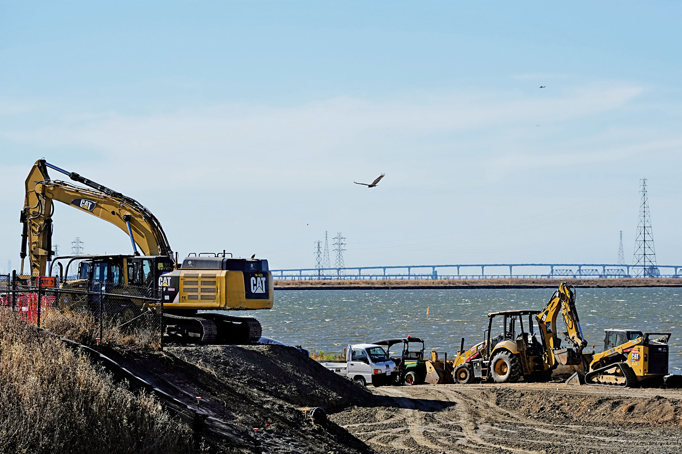 加州居民支持為氣候項目撥款,圖為北加州灣區一項生態堤壩工程,抵禦海平面上升並改善沼澤棲息地。美聯社資料圖片