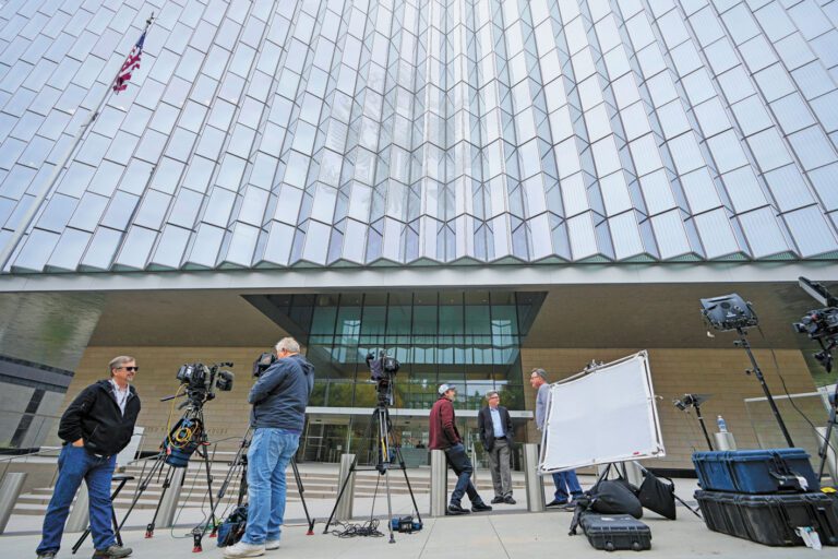 圖為重大案件審訊期間常見媒體在聯邦法庭外等候。美聯社資料圖片